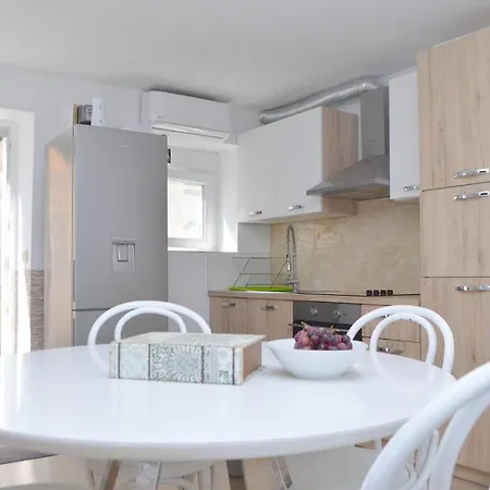 Sea-View Semi-Detached Holiday House Porto Sutomiscica
